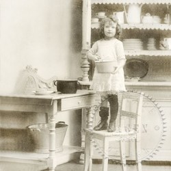 Χαρτοπετσέτα Vintage Με κοριτσάκι στην κουζίνα 33x33cm